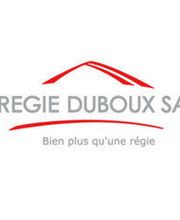 Logo von Regie Duboux SA mit rotem Dach und dem Slogan „Bien plus qu'une régie“.