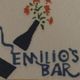 Botella con flores sobre el texto "EMILIO'S BAR".