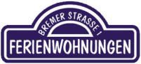 Schild mit der Aufschrift "Bremer Strasse 1 Ferienwohnungen" auf dunkelblauem Hintergrund.