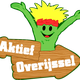 Groene mascotte met rode hoofdband naast houten bord met tekst 'Aktief Overijssel'.