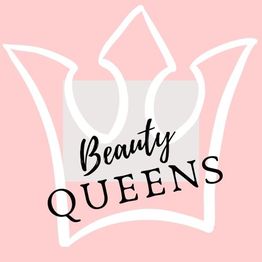 Rosa Hintergrund mit weißer Krone und Text "Beauty Queens" in Schwarz.