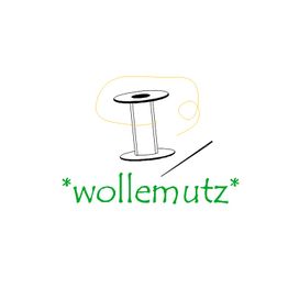 Garnrolle mit Nadel und Faden; "wollemutz" in grüner Schrift darunter.