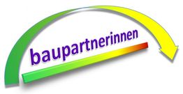 "Bunter Schriftzug 'baupartnerinnen' mit grün-gelbem Pfeil darüber."