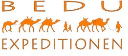 Orange Schriftzug "BEDU EXPEDITIONEN" mit Kamel-Silhouetten dazwischen.