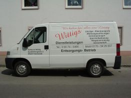 Weißer Lieferwagen mit Kontaktinformationen und Dienstleistungen von Wittigs Entsorgungsbetrieb.