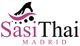 Logo de Sasi Thai Madrid con huella negra y diseño curvo en rosa y negro.