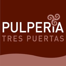 Logo de Pulpería Tres Puertas con fondo marrón y diseño en espiral sobre la letra "I".