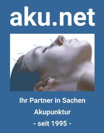 Nahaufnahme eines Gesichts seitlich mit Akupunkturnadeln, Text: "aku.net - seit 1995."
