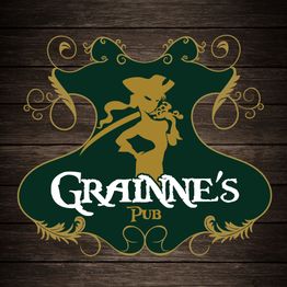 Logotipo do Gráinne's Pub com imagem estilizada de pirata em fundo de madeira escura.