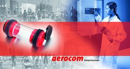 Laborantin bedient ein Rohrpostsystem mit einer Kapsel und historischer Illustration im Hintergrund.