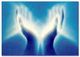 Zwei leuchtende Hände vor blauem Hintergrund, ein Symbol für Energie oder Heilung.
