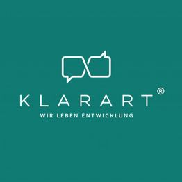Logo von KLARART mit zwei Sprechblasen und dem Slogan "WIR LEBEN ENTWICKLUNG" auf grünem Hintergrund.