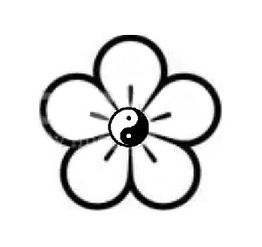 Blume mit fünf Blättern und Yin-Yang-Symbol in der Mitte. Schwarz-weiße Strichzeichnung.