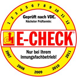 E-CHECK-Siegel mit Jahreszahlen und Prüfmonaten, Hinweis auf VDE und Innungsfachbetrieb.