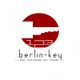 Rotes kreisförmiges Logo mit Text "berlin-key ...der Schlüssel zur Stadt...".