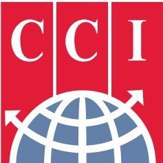 Logo con fondo rojo, letras "CCI" encima de un globo terráqueo azul con flechas blancas.