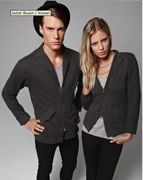 Mann und Frau in dunklen Jacken und grauen Shirts posieren ernst nebeneinander.