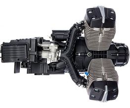 Luftgekühlter Motor mit zwei Zylindern und Kühlrippen, von oben fotografiert.