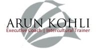 Logo mit Text: "Arun Kohli, Executive Coach | Intercultural Trainer"; graues Symbol im Hintergrund.