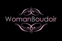 Texto "WomanBoudoir" en rosa con decoraciones florales sobre fondo negro.