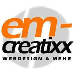 Logo mit Text: "em-creatixx, Webdesign & mehr" in Orange und Schwarz vor grauem Hintergrund.