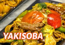 Prato de yakisoba com legumes e carne, com a palavra "YAKISOBA" em destaque na frente.