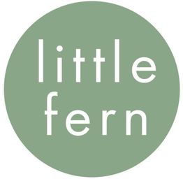 Círculo verde con texto blanco "little fern".