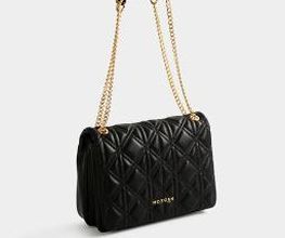 Bolso negro de cuero acolchado con cadenas doradas para colgar.