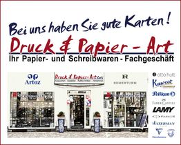 Schaufenster eines Schreibwarengeschäfts mit verschiedenen Markenlogos und bunten Dekorationen.