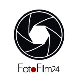 Logo de FotoFilm24 con una apertura de cámara negra sobre fondo blanco.