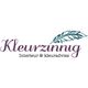 Logo van Kleurzinnig met tekst "Interieur & kleuradvies" en een decoratief bladmotief.