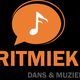 Oranje muzieknoot in een tekstballon, met de tekst: “Ritmiek Dans & Muziek” op zwarte achtergrond.