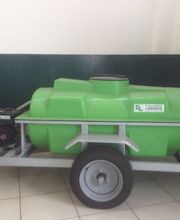 Carrello verde con serbatoio e tubo, usato per trasporto liquidi, su due ruote e supporto.