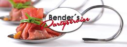 Lachs-Röllchen auf Löffeln mit "Bender's Partyservice" Logo in der Mitte.