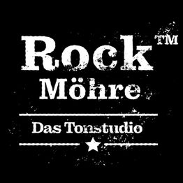 Schwarz-weißes Logo: "Rock Möhre Das Tonstudio" mit Stern darunter, auf schwarzem Hintergrund.