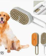 Hund neben zwei verschiedenen Hundebürsten mit Noppen, eine mit oranger und eine mit grauer Bürste.