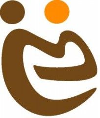 Abstrakte Figur, braun mit orangem Punkt, hält etwas in den Armen.
