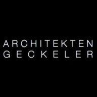 Schwarzer Hintergrund mit weißem Text: "ARCHITEKTEN GECKELER".
