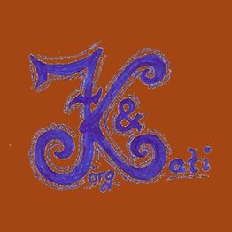 Blaue, geschwungene Schrift "K & Kati" auf rotem Hintergrund.