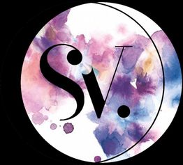 Logo avec "S.V." sur fond aquarelle violet et rose, entouré d'un cercle noir.