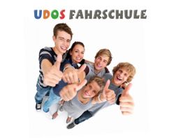 Jugendliche zeigen Daumen hoch; Logo "UDOS FAHRSCHULE" darüber.