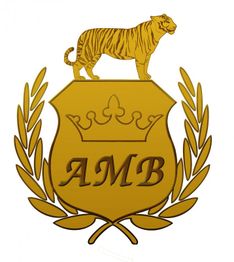 Wappen mit einem Tiger, einer Krone und den Buchstaben AMB, umrahmt von goldenen Blättern.