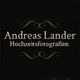 Schwarzes Logo mit Schriftzug "Andreas Lander Hochzeitsfotografien" und Verzierungen.