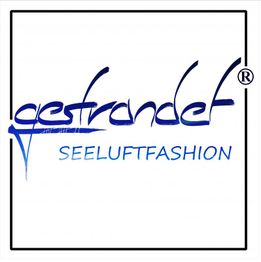 Logo mit dem Text "gestrandet SEELUFTFASHION" in blauer, stilisierter Schrift.
