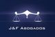 Logo de "J&F Abogados" con balanza y fondo azul oscuro.