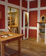 Blick in den rekonstuierten Innenraum eines römischen Streifenhauses.