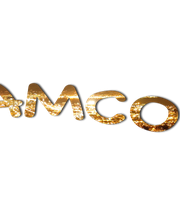 Schriftzug "SAMCOM" in goldener Farbe mit funkelndem Effekt auf dunklem Hintergrund.