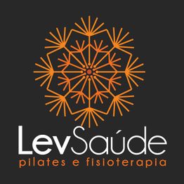 Logotipo LevSaúde com design geométrico laranja e texto "pilates e fisioterapia" em fundo escuro.