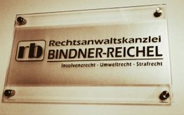 Schild mit der Aufschrift: "Rechtsanwaltskanzlei Bindner-Reichel" und drei Rechtsgebiete.