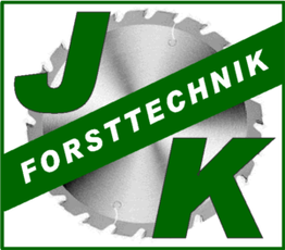 Logo mit Sägeblatt, grünen Buchstaben "J" und "K", diagonaler Text "FORSTTECHNIK" in weiß.